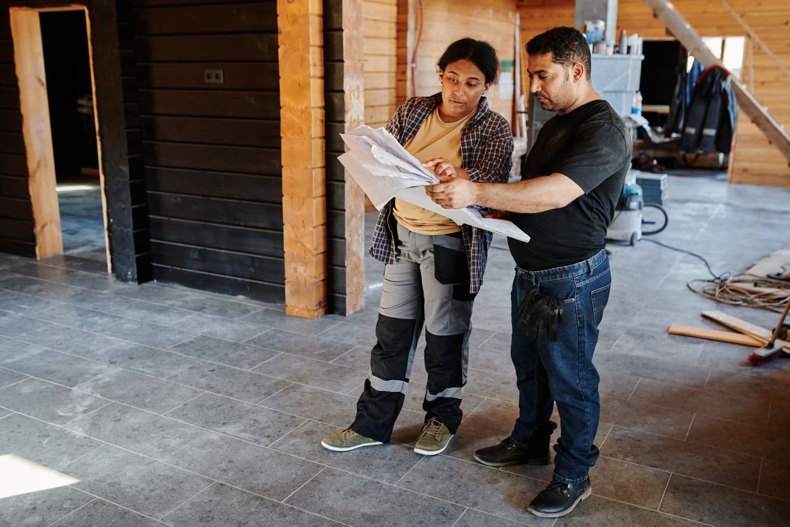 Dos profesionales revisando planos en una obra